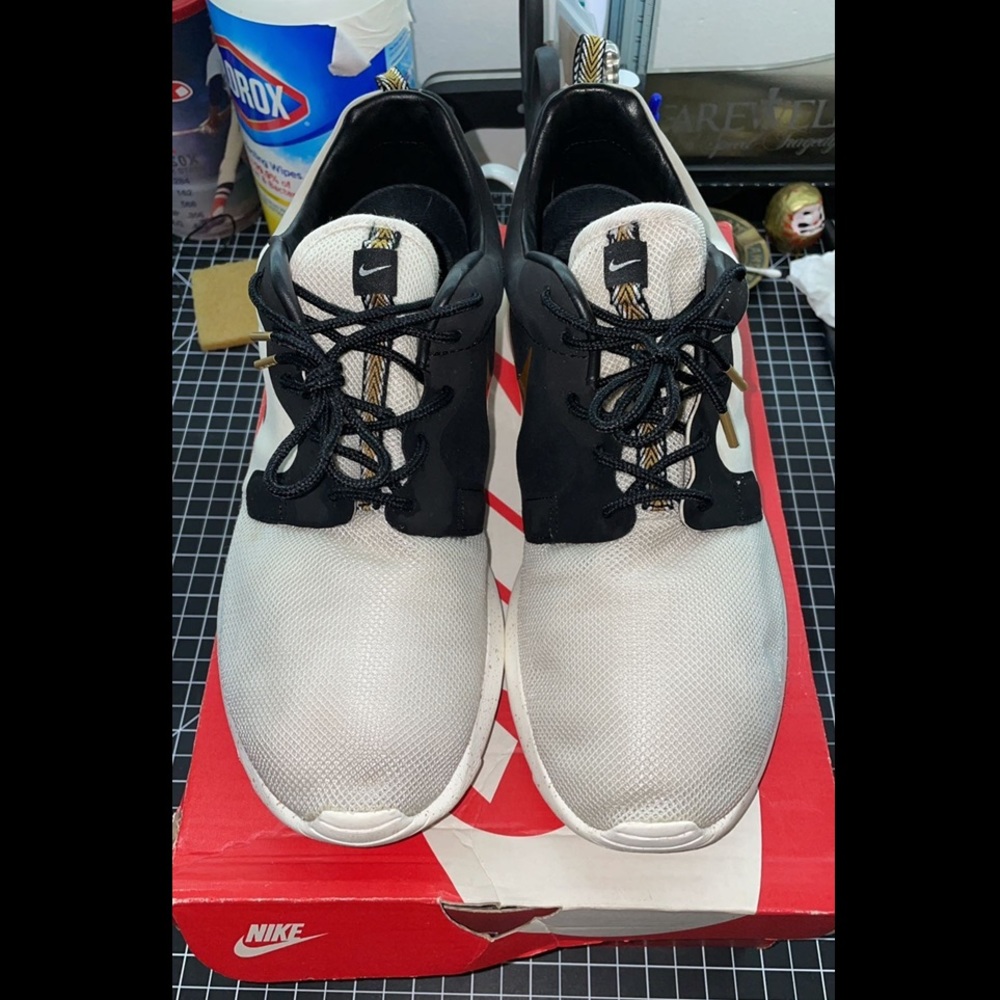 Nike Rosherun HYP PRM QS “Gold Trophy” sz10